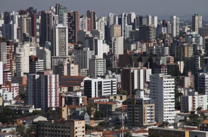 Tempo de abertura de empresas no Paraná é de 19 horas; redução na burocratização interfere positivamente na economia, diz especialista